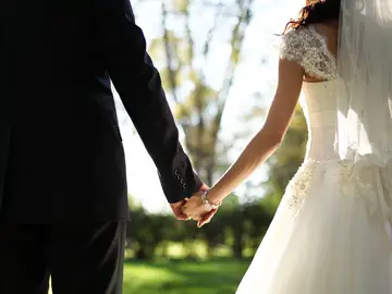Dos novios cogidos de la mano Dos novios cogidos de la mano