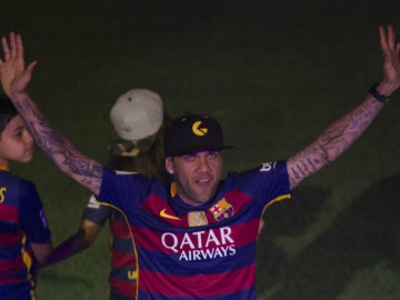 Alves disfruta en una fiesta del Barça