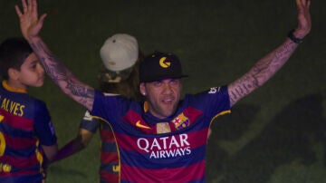 Alves disfruta en una fiesta del Barça