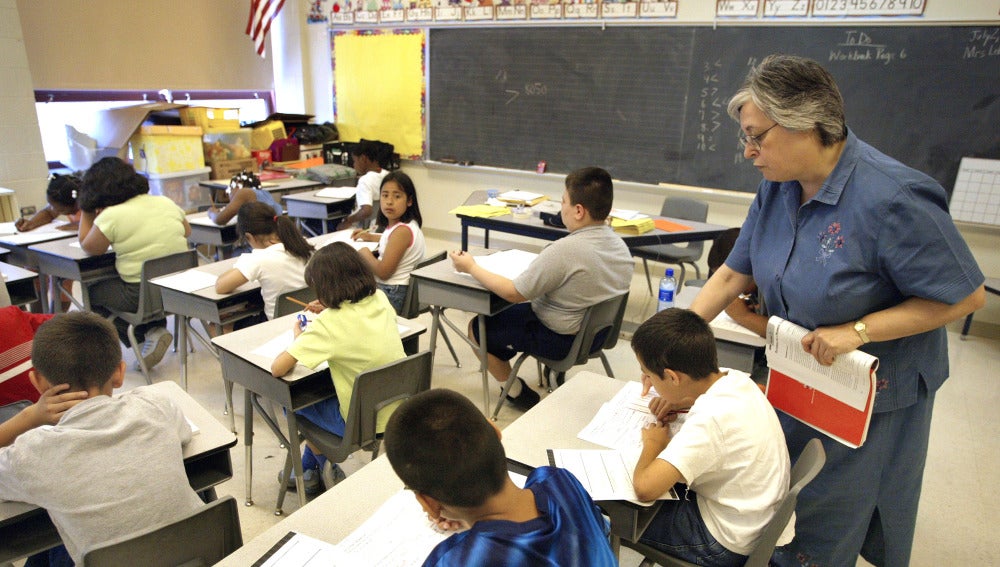 Niños haciendo un examen (archivo)