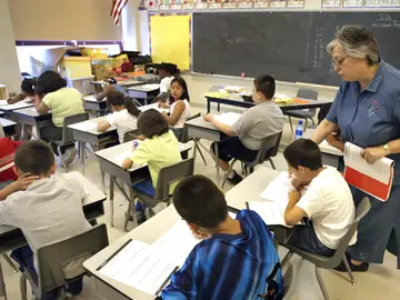 Niños haciendo un examen (archivo) Niños haciendo un examen (archivo)