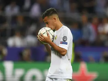 Lucas Vázquez besa el balón Lucas Vázquez besa el balón