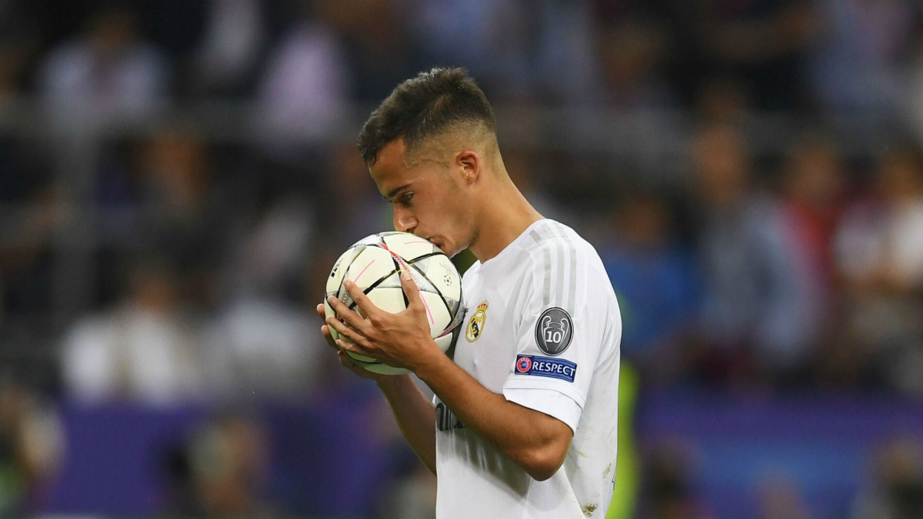 Lucas V&aacute;zquez besa el bal&oacute;n
