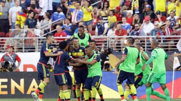 Los jugadores de Colombia celebran un gol