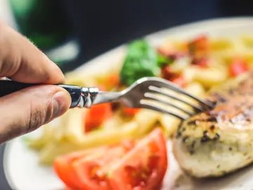 Comer con la mano 'mala' puede ayudar a adelgazar. Comer con la mano 'mala' puede ayudar a adelgazar.