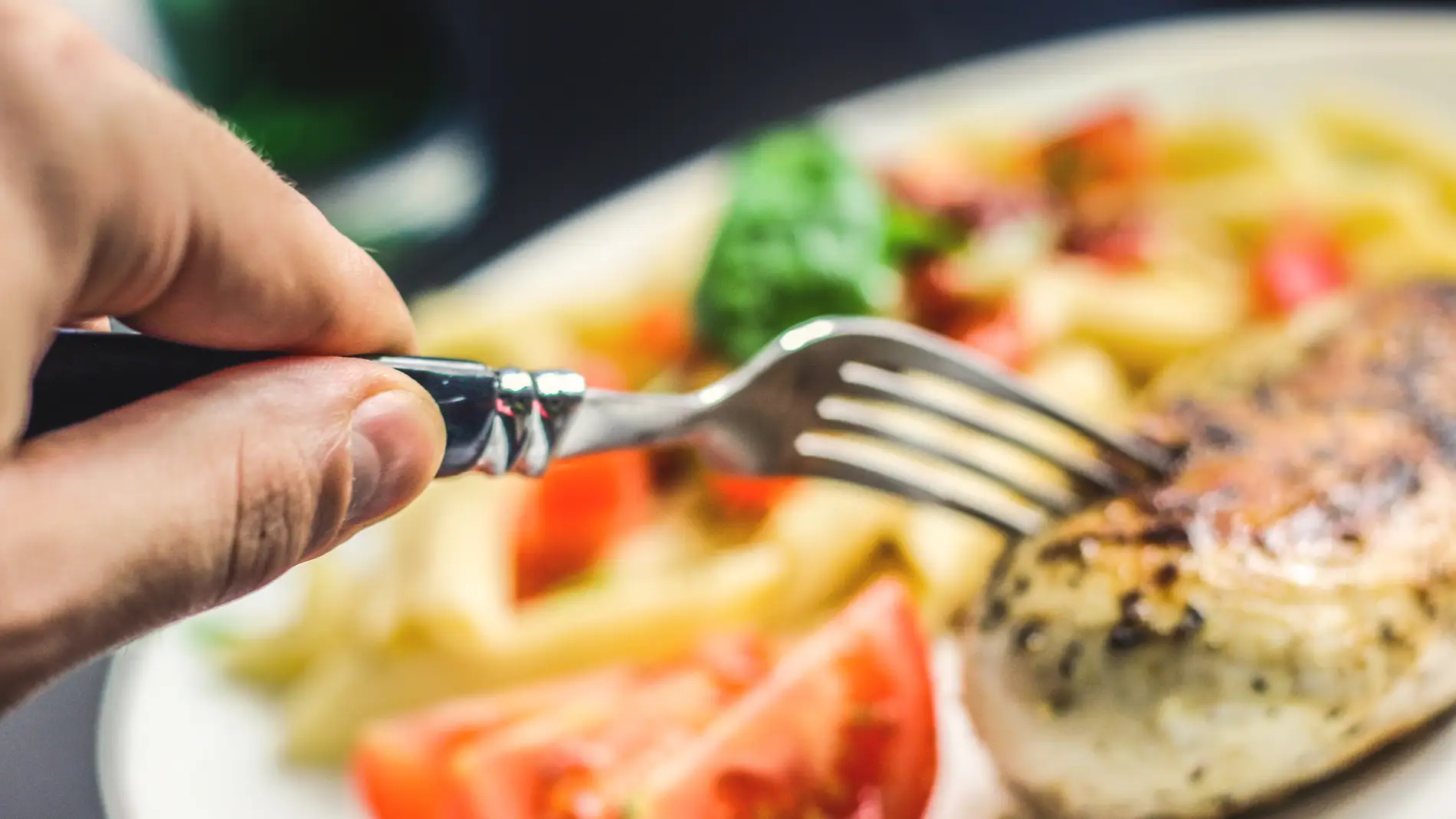 Comer con la mano 'mala' puede ayudar a adelgazar.