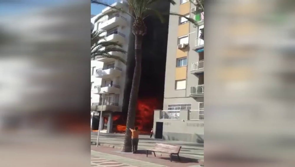Frame 3.971438 de: Una niña resulta intoxicada por el humo de un incendio en Almería