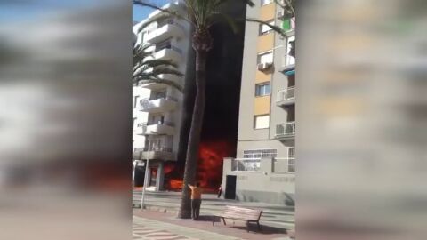 Frame 3.971438 de: Una ni&ntilde;a resulta intoxicada por el humo de un incendio en Almer&iacute;a