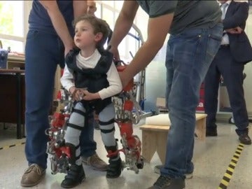 Frame 57.004117 de: Crean el primer exoesqueleto del mundo dirigido a niños con atrofia muscular espinal