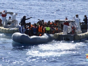 La Guardia Costera recoge a personas del Mediterráneo