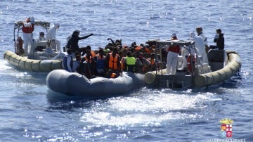 La Guardia Costera recoge a personas del Mediterráneo