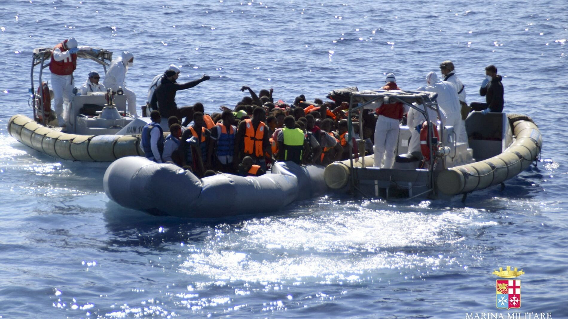 La Guardia Costera recoge a personas del Mediterr&aacute;neo