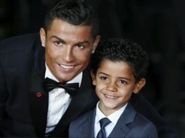 Cristiano Ronaldo posa junto a su hijo Cristiano Jr.