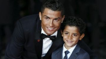 Cristiano Ronaldo posa junto a su hijo Cristiano Jr.