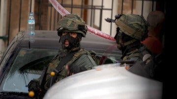 Dos agentes de Policía en Tel Aviv