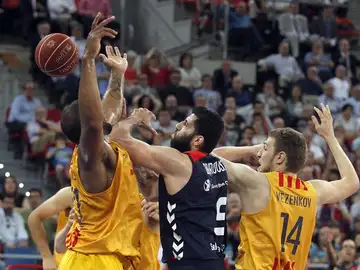 Samuels y Vezenkov disputan un balón con Bourousis Samuels y Vezenkov disputan un balón con Bourousis