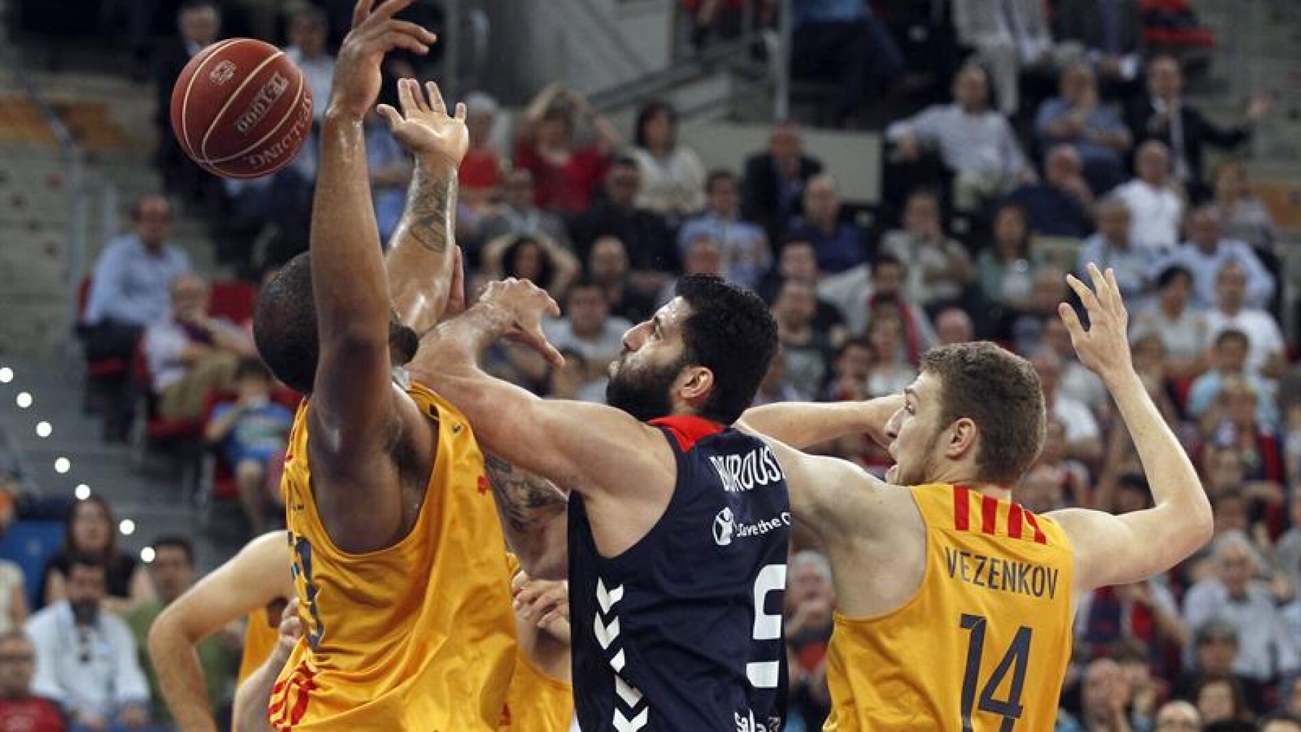 Samuels y Vezenkov disputan un bal&oacute;n con Bourousis