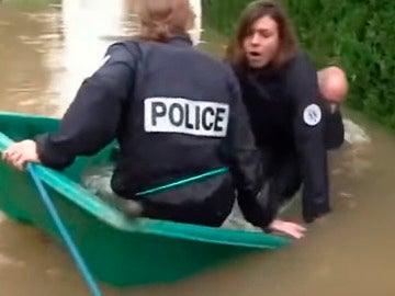 Momento en el que los tres agentes de Policía caen al agua.