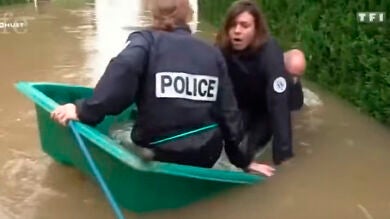El divertido vídeo de unos policías en problemas en las inundaciones de Francia causa furor en las redes sociales