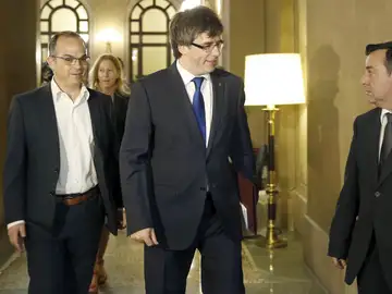 Carles Puigdemont a su llegada a la reunión que realizan el Govern Carles Puigdemont a su llegada a la reunión que realizan el Govern