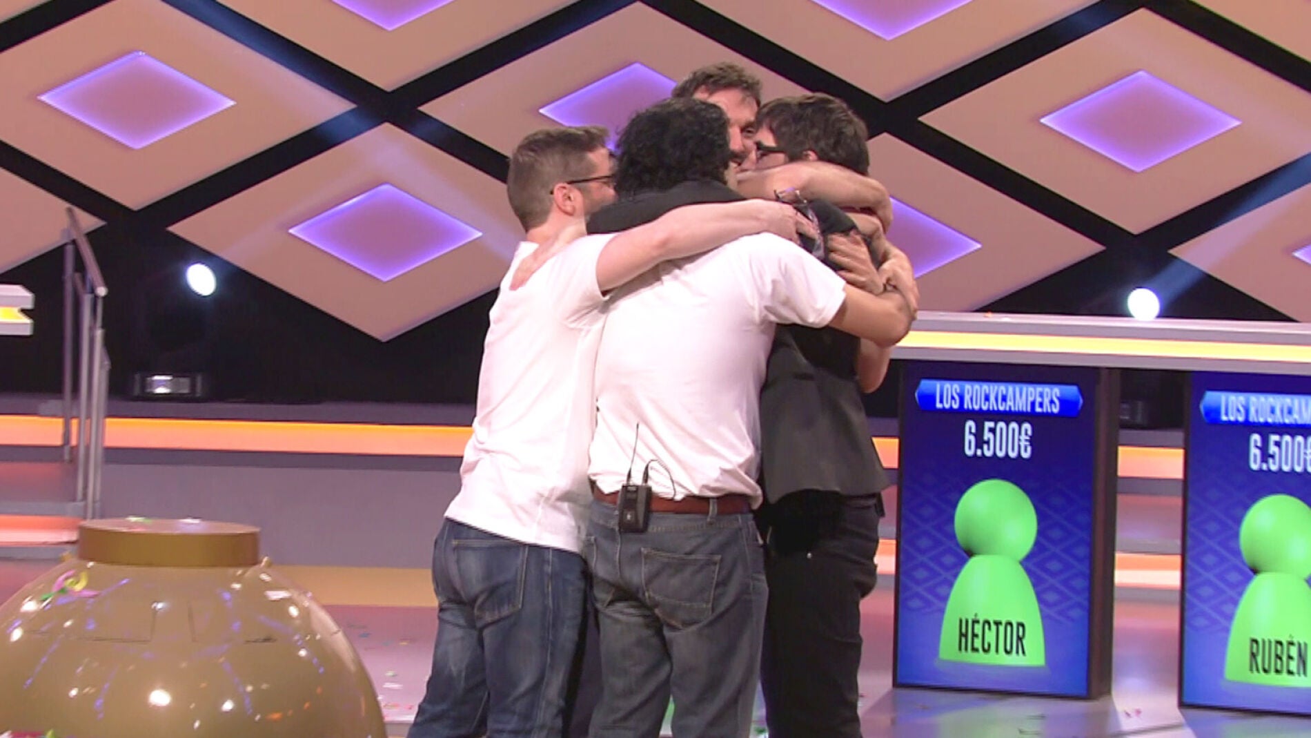 Emotiva despedida entre Juanra Bonet y los 'Rockcampers' tras ganar el premio en '&iexcl;Boom!'