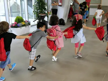 Niños entrando a clase Niños entrando a clase