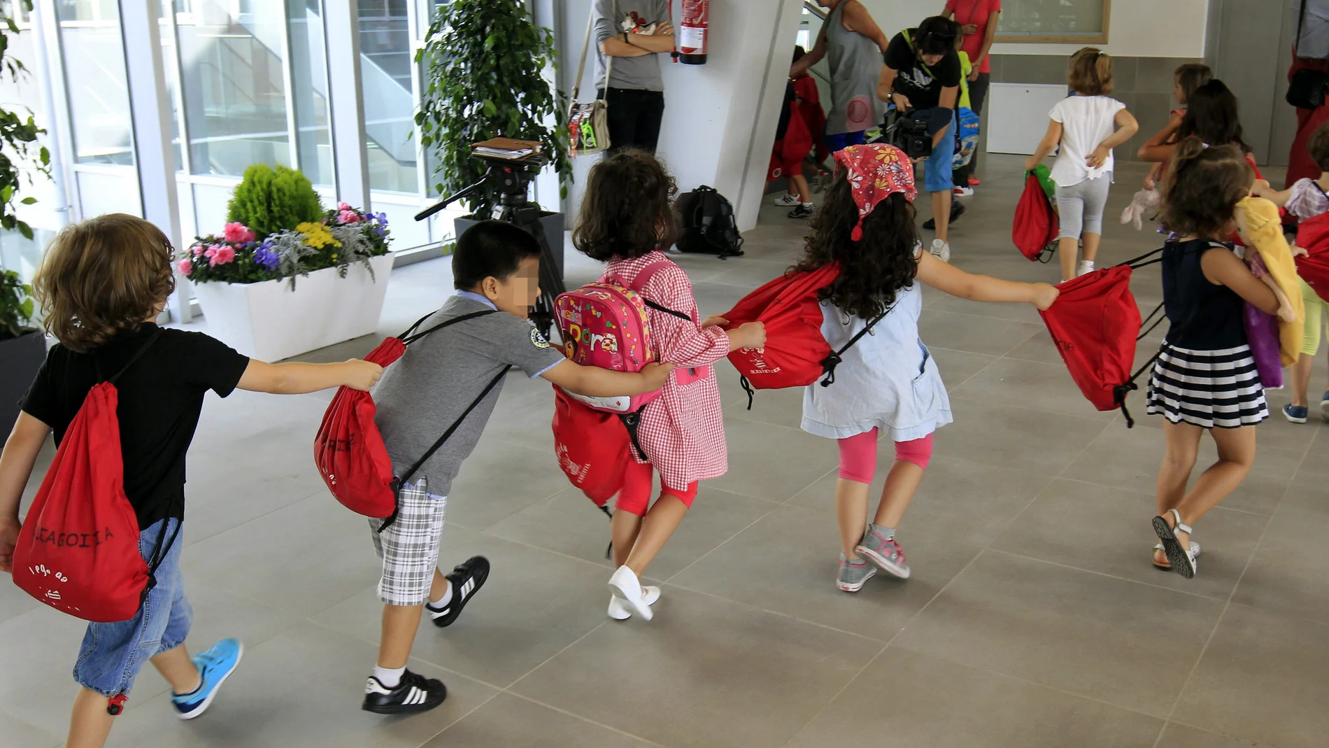 Niños entrando a clase Niños entrando a clase