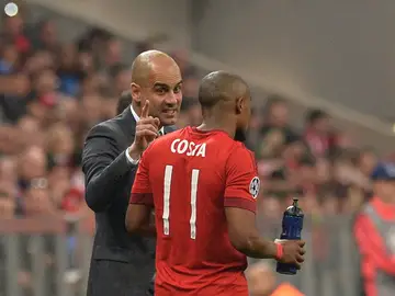 Guardiola da instrucciones a Douglas Costa durante un partido Guardiola da instrucciones a Douglas Costa durante un partido