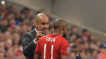 Guardiola da instrucciones a Douglas Costa durante un partido