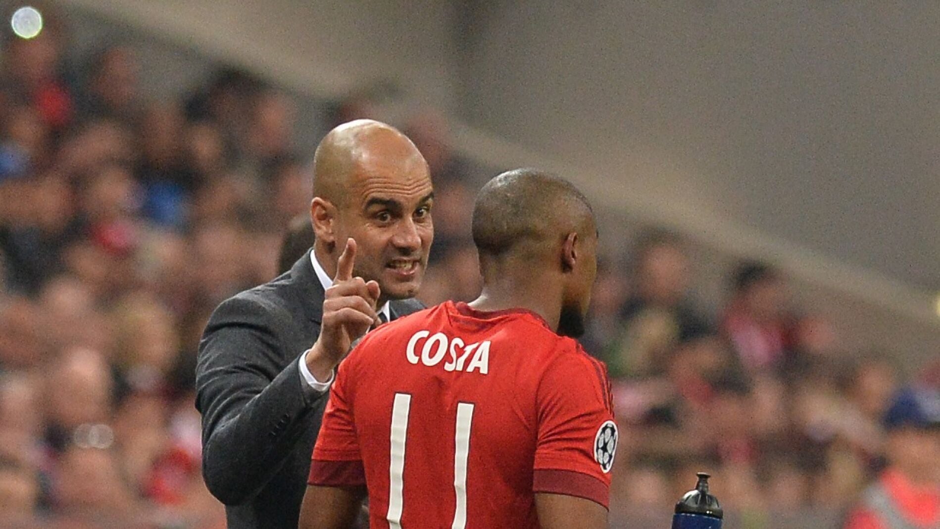 Guardiola da instrucciones a Douglas Costa durante un partido