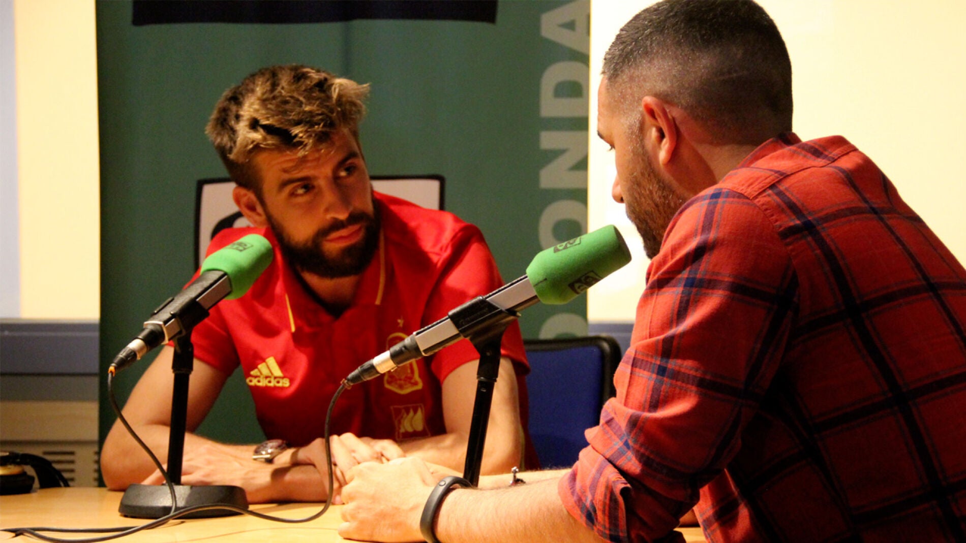 H&eacute;ctor Fern&aacute;ndez entrevista a Gerard Piqu&eacute;