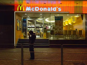 Un restaurante McDonald' s en Hong Kong. Un restaurante McDonald' s en Hong Kong.