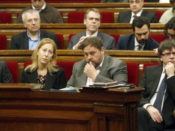 Carles Puigdemont y Oriol Junqueras en el Parlament de Cataluña