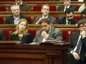 Carles Puigdemont y Oriol Junqueras en el Parlament de Cataluña Carles Puigdemont y Oriol Junqueras en el Parlament de Cataluña