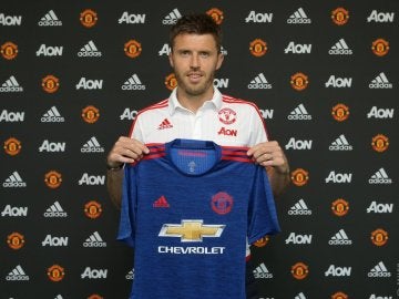 Michael Carrick posa con la camiseta del Manchester United