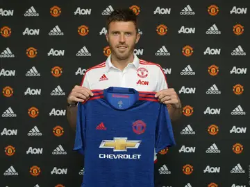 Michael Carrick posa con la camiseta del Manchester United Michael Carrick posa con la camiseta del Manchester United