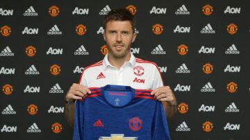 Michael Carrick posa con la camiseta del Manchester United