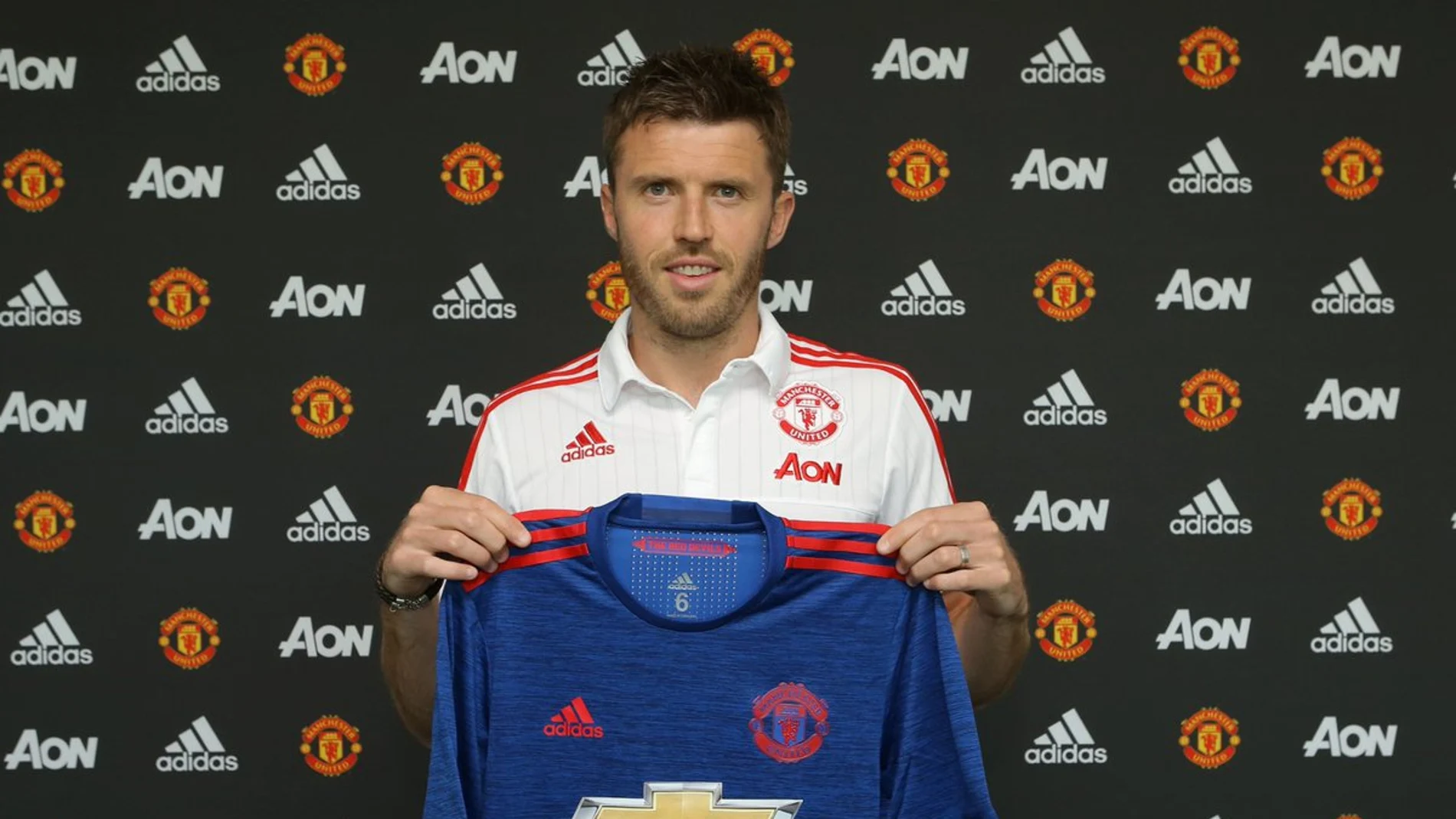 Michael Carrick posa con la camiseta del Manchester United Michael Carrick posa con la camiseta del Manchester United