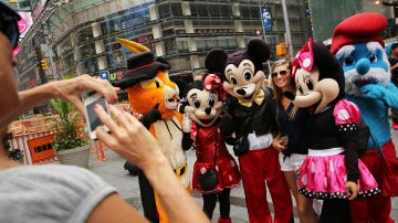 Personajes en Times Square fotografiándose con una turista