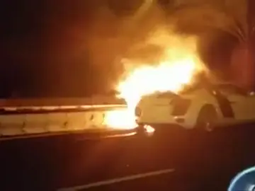 Frame 4.376746 de: Dos policías se estrellan cuando conducían un coche de gran cilindrada Frame 4.376746 de: Dos policías se estrellan cuando conducían un coche de gran cilindrada