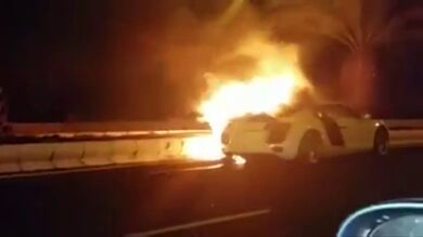 Dos policías se estrellan cuando conducían un coche de gran cilindrada