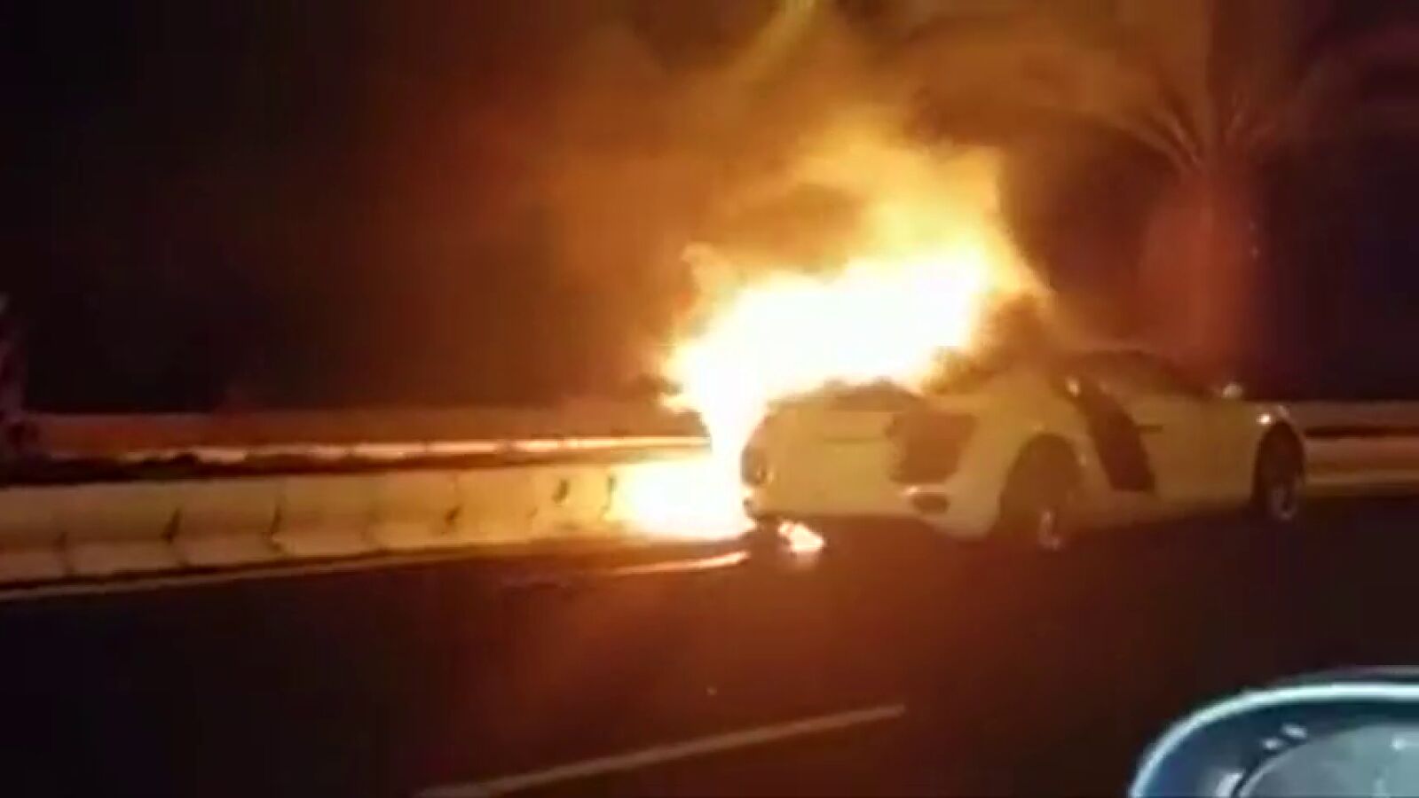 Dos policías se estrellan cuando conducían un coche de gran cilindrada