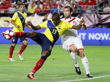 Valencia dispara a puerta ante Perú