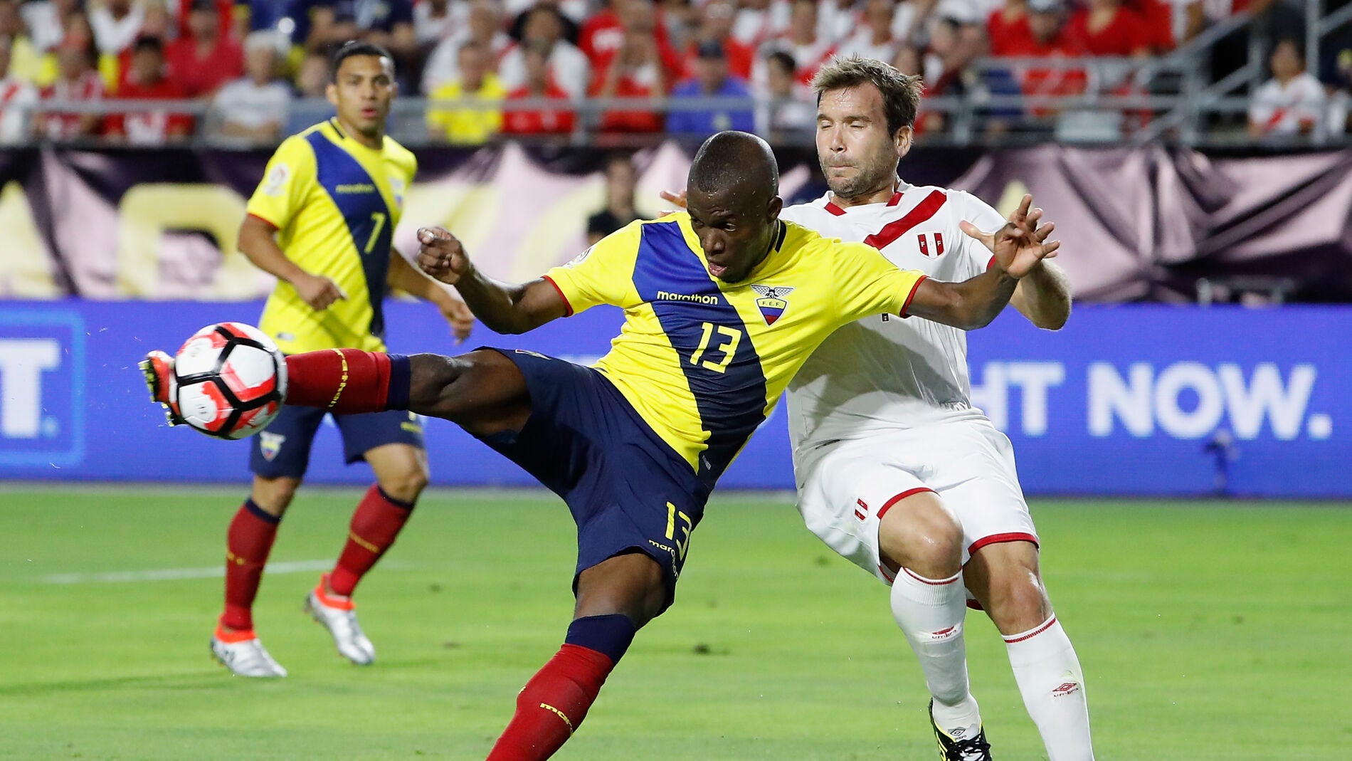 Valencia dispara a puerta ante Per&uacute;