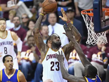 LeBron James 'levita' ante la defensa de Golden State para realizar un mate LeBron James 'levita' ante la defensa de Golden State para realizar un mate