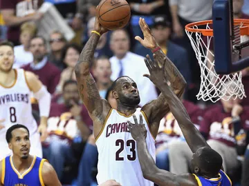 LeBron James 'levita' ante la defensa de Golden State para realizar un mate LeBron James 'levita' ante la defensa de Golden State para realizar un mate