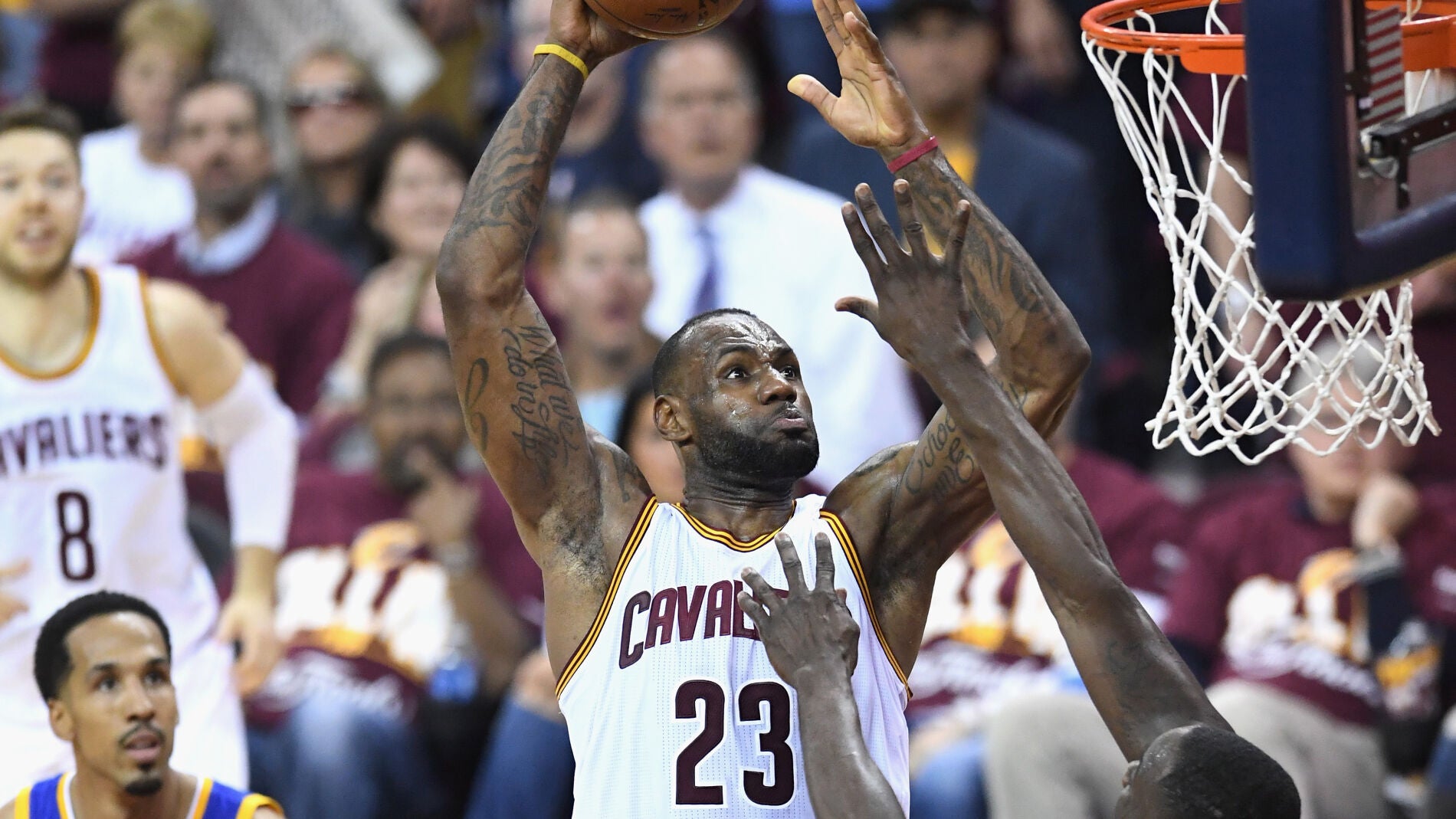 LeBron James 'levita' ante la defensa de Golden State para realizar un mate