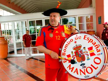 Manolo el del Bombo en un desplazamiento con España Manolo el del Bombo en un desplazamiento con España