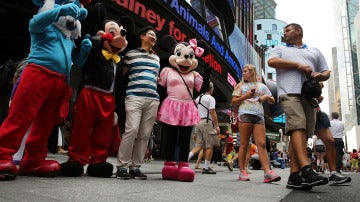 Mickey y Minnie Mouse con Papá Pitufo en Times Square
