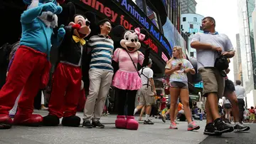 Mickey y Minnie Mouse con Papá Pitufo en Times Square Mickey y Minnie Mouse con Papá Pitufo en Times Square